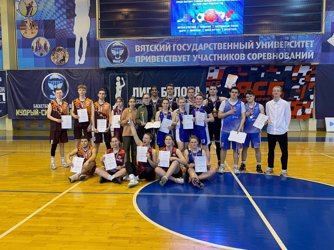 Команды Кировского ГМУ представят Кировскую область на окружном турнире по баскетболу 3х3.